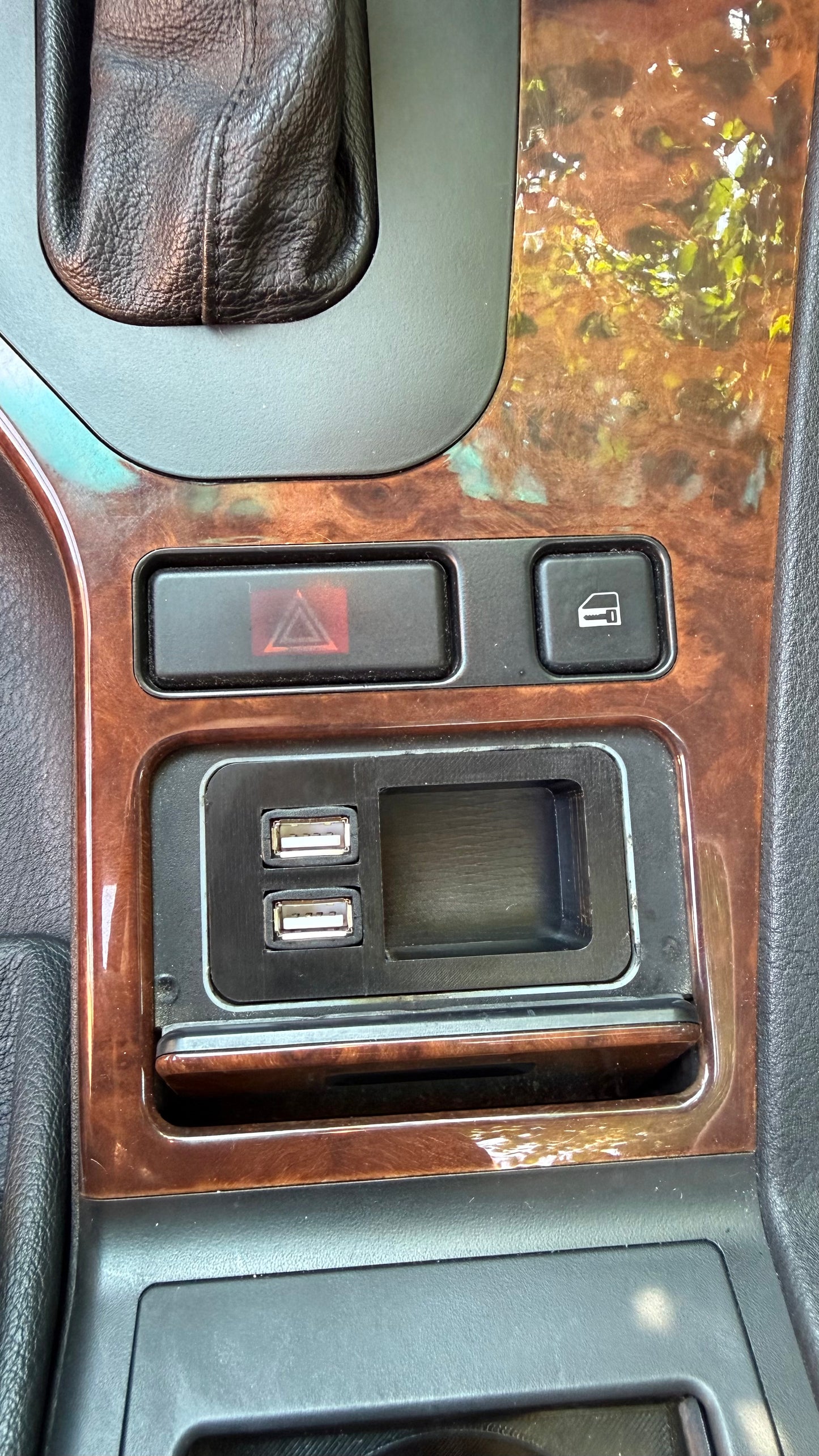 Console USB charger